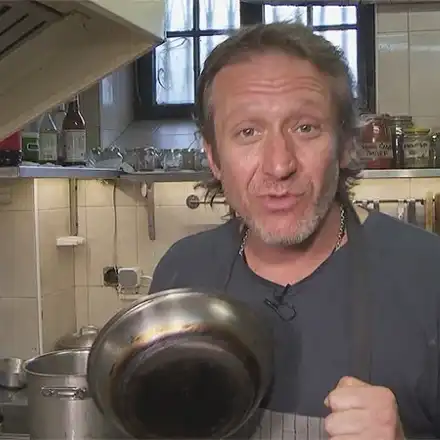 Що за привлекателен символ е Деян Донков? Не полага никакви грижи за външния си вид, стряска с клошарска визия и пие от сутринта