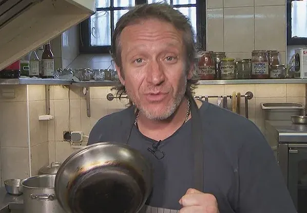 Що за привлекателен символ е Деян Донков? Не полага никакви грижи за външния си вид, стряска с клошарска визия и пие от сутринта