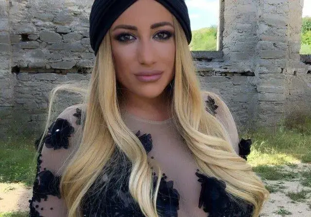 Скандално! Чалгарка се кълчи в църква, търси бърза слава