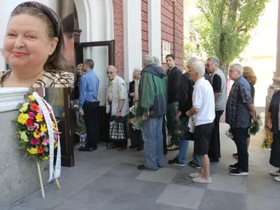 Стотици се простиха с Ванча Дойчева, погребват я до съпруга й