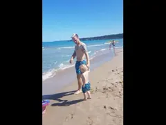 Ваня Джаферович стана хит на плажа с тен тип „сирене Дунавия“ (Снимки от морската ваканция на семейството)
