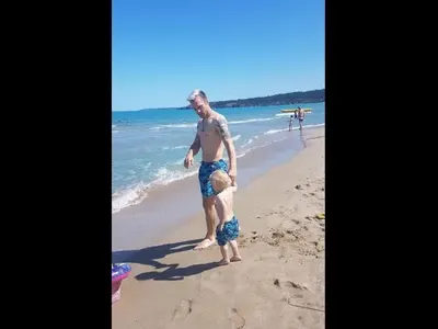 Ваня Джаферович стана хит на плажа с тен тип „сирене Дунавия“ (Снимки от морската ваканция на семейството)