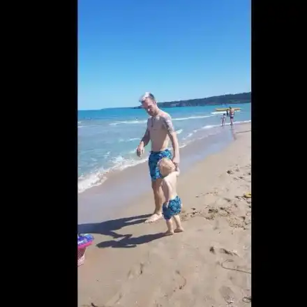 Ваня Джаферович стана хит на плажа с тен тип „сирене Дунавия“ (Снимки от морската ваканция на семейството)