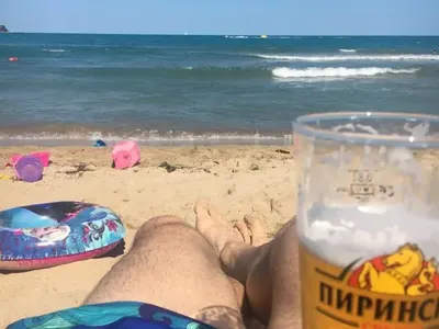 Ваня Джаферович стана хит на плажа с тен тип „сирене Дунавия“ (Снимки от морската ваканция на семейството)