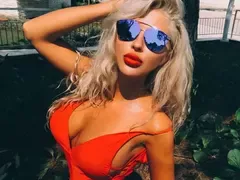 Охаа! И Андреа се хвърли без дрехи върху спалнята! (Гледката е гореща, виж я в ГАЛЕРИЯ)