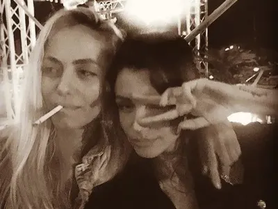 Загоряла и с мътен поглед Диляна Попова мърсува с жени (Снимки)