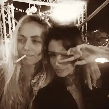 Загоряла и с мътен поглед Диляна Попова мърсува с жени (Снимки)