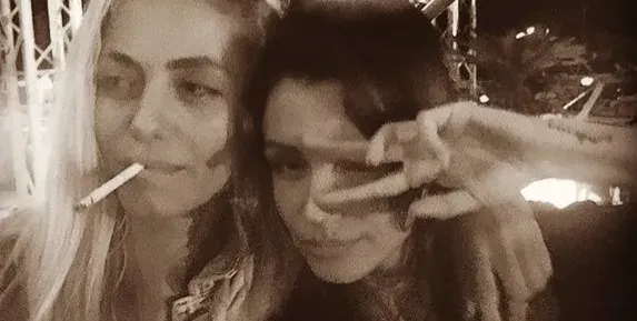 Загоряла и с мътен поглед Диляна Попова мърсува с жени (Снимки)