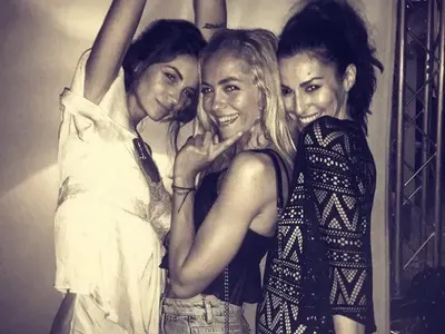 Загоряла и с мътен поглед Диляна Попова мърсува с жени (Снимки)