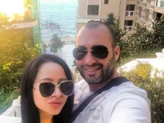 Звяра задълбочава отношенията със своята студентка, води я на скъпарските почивки! Откъде обаче са му парите?