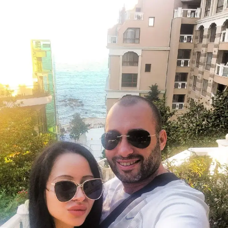 Звяра задълбочава отношенията със своята студентка, води я на скъпарските почивки! Откъде обаче са му парите?