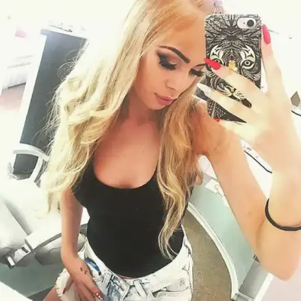 14-годишната Сузанита върти дупе по нощните клубове, майка й я тласкала да прави провокации