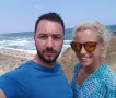 Антон Хекимян зарязан от гаджето, почива сам на морето