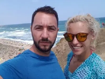 Антон Хекимян зарязан от гаджето, почива сам на морето