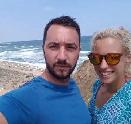 Антон Хекимян зарязан от гаджето, почива сам на морето