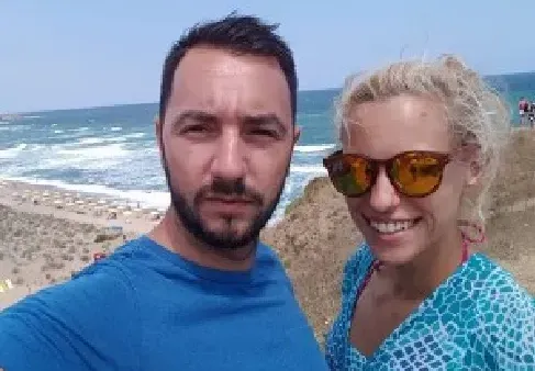 Антон Хекимян зарязан от гаджето, почива сам на морето