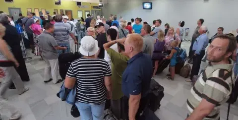 България Ер го кара през просото! Хаос, часове закъснения и нагло отношения на служителите тормозят пътниците на компанията