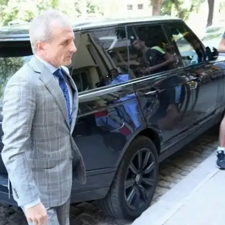 Баровецът Гриша Ганчев набива пилешка яхния с ръце