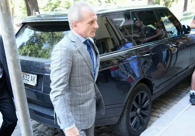 Баровецът Гриша Ганчев набива пилешка яхния с ръце