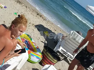 Бомба в HotArena! Жената на Гъмзата го хвана на калъп с друга на плажа! Последва нещо уникално! ПАПАРАШКИ СНИМКИ