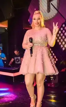 Бременната Десислава до последно на сцената (Певицата едва се крепи, няма кой да я издържа)