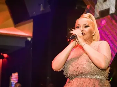 ДесиСлава продължава да дебелее мощно от бременността! Не спира с участията, макар да ги прекарва седнала на сцената (СНИМКИ)