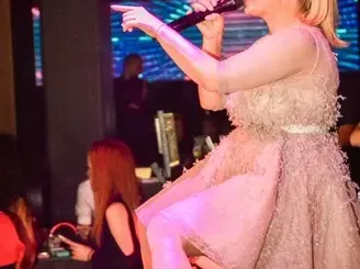 ДесиСлава продължава да дебелее мощно от бременността! Не спира с участията, макар да ги прекарва седнала на сцената (СНИМКИ)