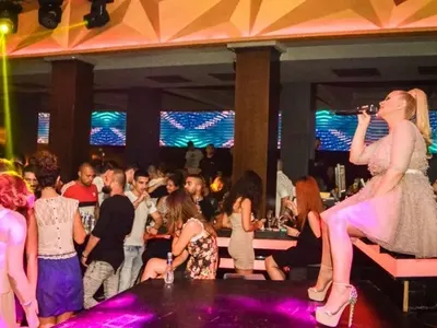 ДесиСлава продължава да дебелее мощно от бременността! Не спира с участията, макар да ги прекарва седнала на сцената (СНИМКИ)