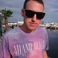 Джорджано се отказа да става звезда, мие чинии в Гърция