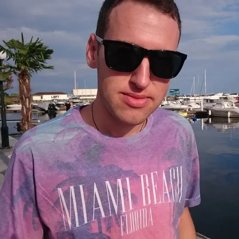 Джорджано се отказа да става звезда, мие чинии в Гърция