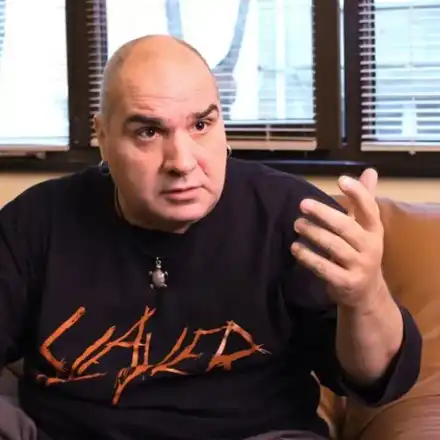 Фънки се пече по тениска, за да не шокира с телесата си курортистите