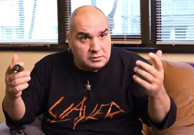 Фънки се пече по тениска, за да не шокира с телесата си курортистите