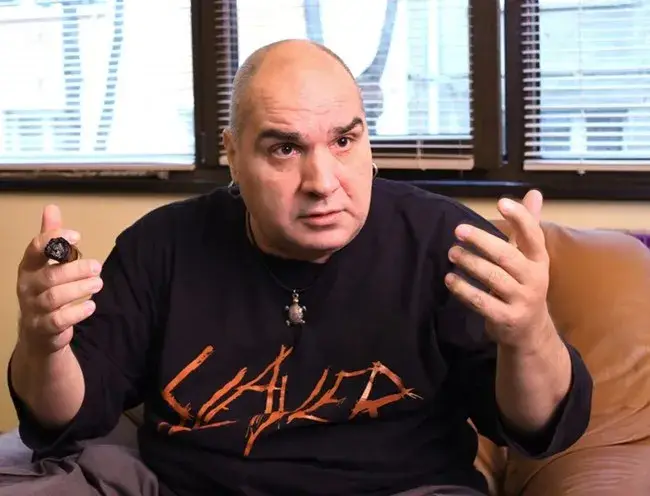 Фънки се пече по тениска, за да не шокира с телесата си курортистите