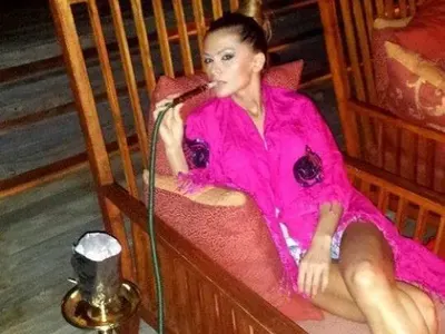 Фенове пенсионират Преслава: Цигарите и наргилето съсипаха гласа ти, вече не можеш да пееш!