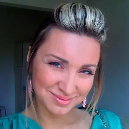 Галка от „Каризма” гледа баби в Лондон и се фука с висока заплата! Хвана си и гадже там, не ще да се връща в България