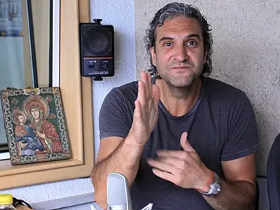 Юлиан Константинов забърса млада блондинка, жена му Юлия бясна