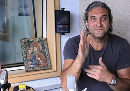 Юлиан Константинов забърса млада блондинка, жена му Юлия бясна