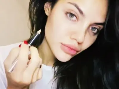 Жената на Благо Джизъса става гримьорка! Рускинята Есмер иска да стане звезда на макиажа и да превземе Холивуд