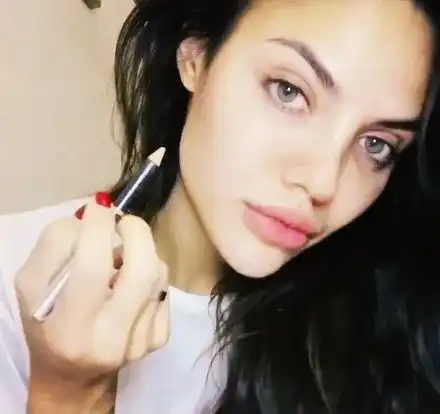 Жената на Благо Джизъса става гримьорка! Рускинята Есмер иска да стане звезда на макиажа и да превземе Холивуд