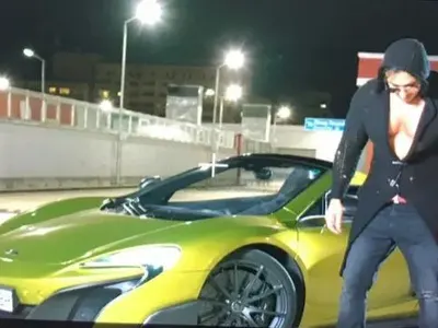 Коцето се фука с кола за половин милион, дава я на Емануела без пари