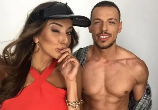 Лудия репортер и палавата Алекс пак заживяват заедно