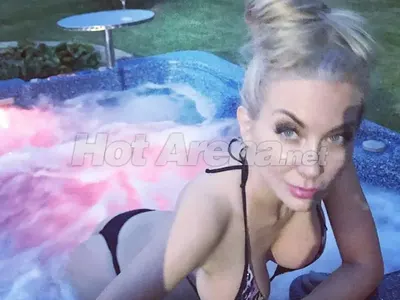 Майката на Тоца по-красива от щерка си (Снимки)