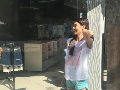 МЕГЗ се появи по пижама и кубинки на публично място (СНИМКА)