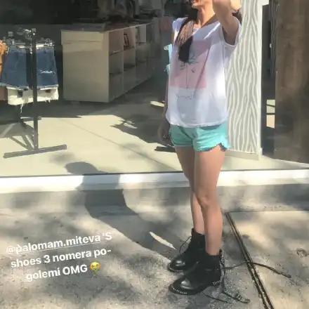 МЕГЗ се появи по пижама и кубинки на публично място (СНИМКА)