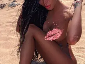 Миски и певици си мерят бомбите на плажа (Горещи снимки)