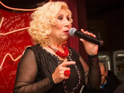 Полиция нахлу на сцената на концерт на Силвия Кацарова и я изведе като престъпница! (Вижте провинението й)