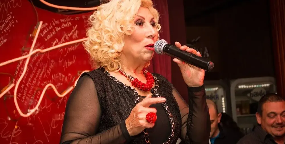 Полиция нахлу на сцената на концерт на Силвия Кацарова и я изведе като престъпница! (Вижте провинението й)