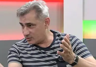 Прецакаха Христо Гърбов с парцел на морето. Комикът спи в каравана