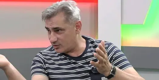 Прецакаха Христо Гърбов с парцел на морето. Комикът спи в каравана