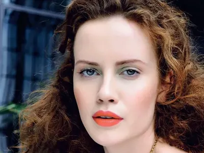 Синоптичката Малкоданска стана продавачка! Търгува вази, когато не е на екран (Подробности)